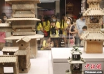 　海外华裔青少年在河南博物院参观。　阚力 摄 - 中国新闻社河南分社