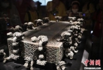 海外华裔青少年在河南博物院观赏镇院之宝——云纹铜禁。　阚力 摄 - 中国新闻社河南分社