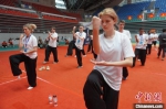 　图为学生们练习太极拳。　韩章云 摄 - 中国新闻社河南分社