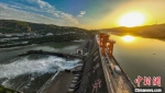 三门峡水利枢纽坝顶。(无人机照片) 黎秋野 摄 - 中国新闻社河南分社