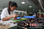 图为工人正在化妆刷生产线上工作。 刘俊涛 摄 - 中国新闻社河南分社