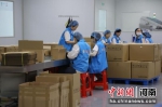 图为工人正在对化妆刷进行装箱。 刘俊涛 摄 - 中国新闻社河南分社