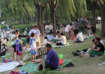 郑州北龙湖一处沙滩成市民的避暑胜地 - 河南一百度
