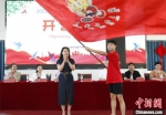 7月17日，河南省侨联副主席吕剑为夏令营授旗。阚力 摄 - 中国新闻社河南分社
