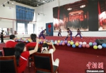 7月17日，武校学生在开营仪式上表演传统武术。阚力 摄 - 中国新闻社河南分社