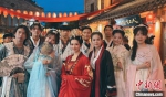7月10日，台胞青年在河南洛阳古城穿汉服拍照打卡。中新社记者 阚力 摄 - 中国新闻社河南分社