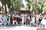 月9日，台胞青年在河南登封少林寺山门前摆出各种招式合影。中新社记者 阚力 摄 - 中国新闻社河南分社