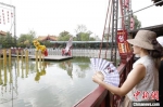 　7月11日，河南开封，台胞青年在清明上河园观看舞狮表演。中新社记者 阚力 摄 - 中国新闻社河南分社
