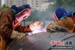 工人正在进行暖气阀门井施工。 刘俊涛 摄 - 中国新闻社河南分社