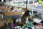工人们正在组装卷尺。　王宇 摄 - 中国新闻社河南分社