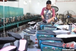 工人正在制作戏鞋。 王宇 摄 - 中国新闻社河南分社