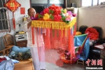 村民展示制作好的社火道具花轿。 王宇 摄 - 中国新闻社河南分社