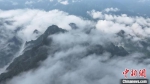 云海漂浮在山间。　　张宁波 摄 - 中国新闻社河南分社