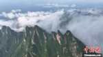 云雾在群峰之间翻腾。　　张宁波 摄 - 中国新闻社河南分社