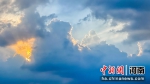图为阳光透过云层，射出一束束光柱。 范晓恒 摄 - 中国新闻社河南分社
