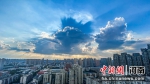 图为阳光通过云层射出一束束光柱。范晓恒 摄 - 中国新闻社河南分社