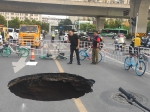 郑州北三环中方园路口附近一处路面塌陷，金水城管正紧急抢修 - 河南一百度