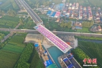 立交桥正在进行转体。(无人机照片) 张志新 摄 - 中国新闻社河南分社