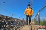 图为铁路职工对作业范围的杂草喷洒除草剂。张中海 摄 - 中国新闻社河南分社