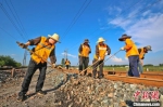 图为铁路职工利用拉耙进行边坡整理。张中海 摄 - 中国新闻社河南分社
