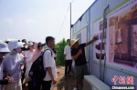 考古工作者向学员们介绍洹北商城的考古成果。韩章云摄 - 中国新闻社河南分社