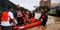 河南应急救援力量在发生洪涝灾害的地区进行抢险作业。陈水全 摄 - 中国新闻社河南分社