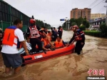 河南应急救援力量在发生洪涝灾害的地区进行抢险作业。陈水全 摄 - 中国新闻社河南分社