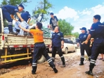 　8月5日，在河北省涞水县西角村，河南省应急救援协会的队员们帮助受灾群众搬运物资。河南日报记者 郭北晨 摄 - 中国新闻社河南分社