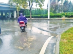 雨一直下，路面被“砸”出一大坑 - 新浪河南