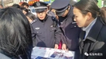 柘城路口一对母女跪地2小时 随后被警方带走 - 新浪河南