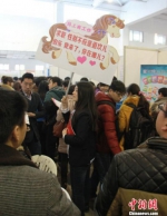 图为郑州一女生“举马”高调求职在熙熙攘攘人流中颇为醒目 蔡迅翔 摄 - News.Zynews.Com