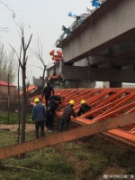 郑州工地水泥方梁吊装时坠地 邻民房受震现裂缝 - 河南一百度