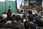 河南工业大学“神嘴”“网红”教师张雪峰办讲座 上千名学生前来 - 河南一百度