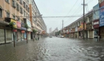 河南驻马店遭遇暴雨 道路积水农田被淹 - 河南一百度