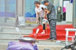 郑州暴雨中暖心一幕:台阶湿滑他们护送残疾女子上车 - 新浪河南