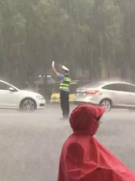 冒雨执勤一小时 漯河“浇警”刷爆朋友圈 - 河南一百度