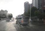 郑州强降雨积水较深 车辆"行路难"挑中间车道走 - 河南一百度