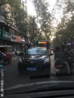 郑州一女司机趁红灯去喝胡辣汤 堵了一条街 - 河南一百度