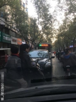 郑州一女司机趁红灯去喝胡辣汤 堵了一条街 - 河南一百度