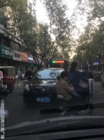 郑州一女司机趁红灯去喝胡辣汤 堵了一条街 - 河南一百度