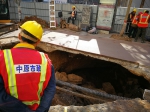 原因查明！郑州友爱路塌方：因地下管网漏水掏空路基 - 河南一百度