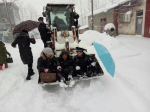 七旬老人雪地中摔倒 报警后铲车载着民警来了 - 河南一百度