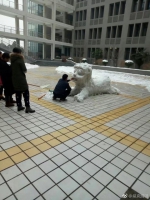 深藏不露！河南高校楼管大爷堆雪人惊呆路人 - 河南一百度