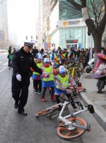 萌态十足!"小交警"现身郑州街头,指挥起来交通有模有样 - 河南一百度