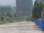 大雨袭城 郑州啟福大道被淹断行 - 河南一百度