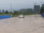 大雨袭城 郑州啟福大道被淹断行 - 河南一百度