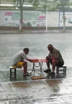 郑州俩老人暴雨中下棋走红：当时下到关键局 - 河南一百度