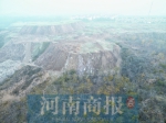 渣土车在郑州邙山一处消纳场倾倒建筑垃圾 毁了十多亩防护林 - 河南一百度