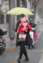 气温又开始“下楼梯” 纷扬雪花白了地皮 - 河南一百度