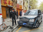 郑州街头一路虎撞上路边宝马后，又撞向电线杆…… - 河南一百度